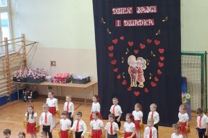 Grupa 5-latków prezentuje swój program.