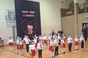 Dzieci śpiewają piosenki dla zaproszonych gości.