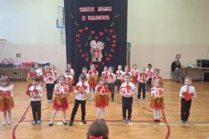 Przedszkolaki wykonują układ tameczny.