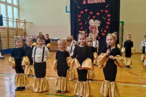 Dzieci z zerówki recytują wiersze.