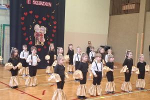 Zerówka wykonuje układy taneczne.