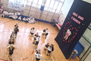 Przedszkolaki tańczą w parach.