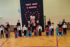 Dzieci prezentują program artystyczny dla dziadków.