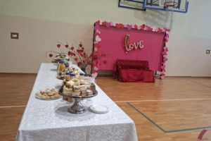 Fotobudka i słodki poczęstunek przygotowany dla dziadków.