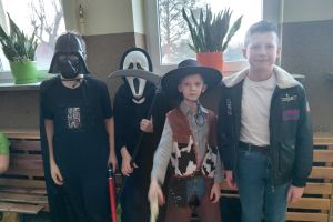 Uczniowie w strojach karnawałowych.