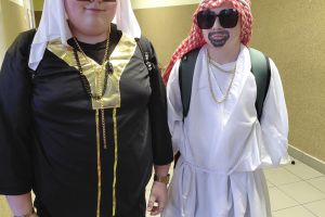 Uczniowie na zabawie w przebraniach.