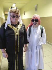 Uczniowie w przebraniach na dyskotece szkolnej.