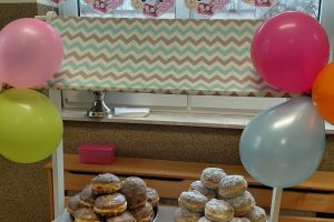 Stoisko z pączkami.