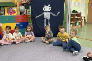 Dzieci uczestniczą w zajęciach na temat bezpieczeństwa w sieci.