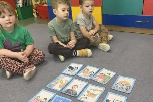 Maluszki zapoznają zastosowanie Internetu