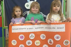 Dzieci na zdjęciu z plakatem.