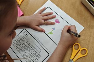 Przedszkolaki wykonują pracę plastyczną- laptop.