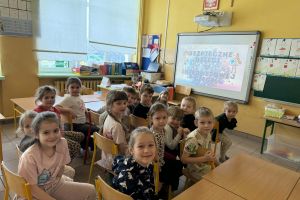 Przedszkolaki oglądają film edukacyjny.