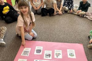 Dzieci wspólnie układają kodeks bezpiecznego Internetu.