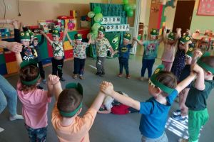 Dzieci bawią się podczas Dnia Dinozaura