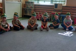 Dzieci uczestniczą w zajęciach.