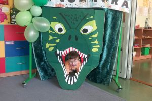 Dzieci korzystają z fotobudki.