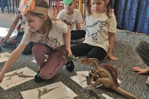 Dzieci rozpoznają nazwy dinozaurów na obrazkach.