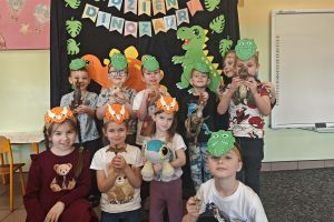 Dzieci na wspólnym zdjęciu podczas azjęć o dinozaurach.