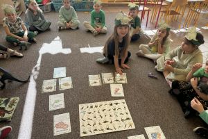 Przedszkolaki uczestniczą w zajęciach o dinozaurach.