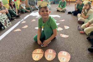 Dzieci na jajkach odszukują liter pisanych małych i dużych.