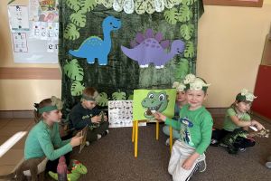 Dzieci głoskują wyrazy na listkach.