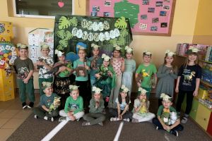 Dzieci na wspólnym zdjęciu ze swoimi maskotkami - dinozaurami.