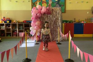 Dziewczynki idą po wybiegu.