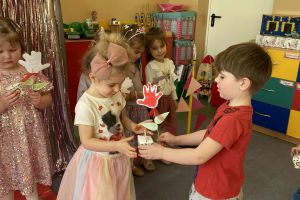 Dziewczynki otrzymują prezent od chłopców.