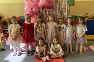 Dziewczynki na wspólnym zdjęciu.