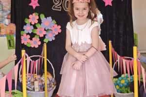 Dziewczynki idą po wybiegu mody.