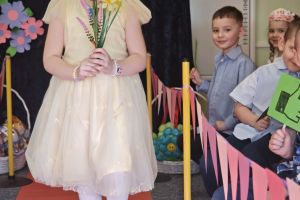 Dziewczynki prezentują swoje kreacje na wybiegu.