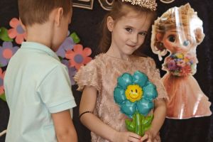 Dziewczynki otrzymują prezenty od chłopców.