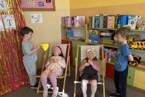 Dzieczynki relaksują się na leżakach.