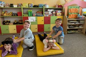 Dziewczynki korzystają z masaży.