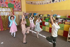 Dziewczynki korzystają z zajęć jogi.