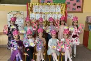 Dziewczynki z otrzymanymi prezentami na wspólnym zdjęciu.