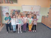 Przedszkolaki trzymają wykonaną pracę plastyczną.