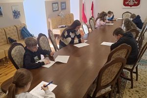 Uczniowie piszą test z wiedzy pożarniczej.