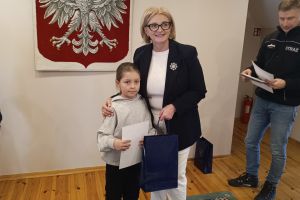 Uczennica klasy drugiej podczas wręczania dyplomu z Wójt Gminy Borowie.