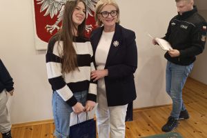 Uczennica klasy ósmej podczas wręczania dyplomu z Wójt Gminy Borowie.