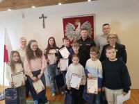 Uczniowie biorący udział w gminnym Turnieju Wiedzy Pożarniczej.