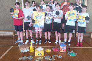 Uczniowie klasy siódmej z otrzymanymi nagrodami i podziękowaniami.