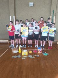 Uczniowie klasy siódmej z otrzymanymi nagrodami i podziękowaniami.