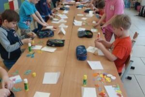 Dzieci tworzą kartki wielkanocne.