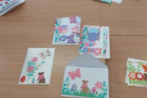 Wykonane kartki przez dzieci.