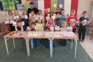 Dzieci na wspólnym zdjęciu z wykonanymi kartkami.