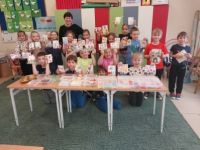 Wspólne zdjęcie na warsztatach dzieci i zaproszonego gościa.