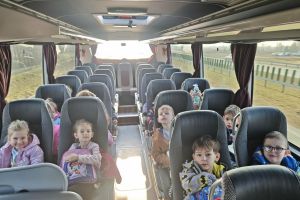 Dzieci podczas jazdy autokarem.