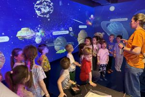 Dzieci podczas zabaw w jednej ze stref.